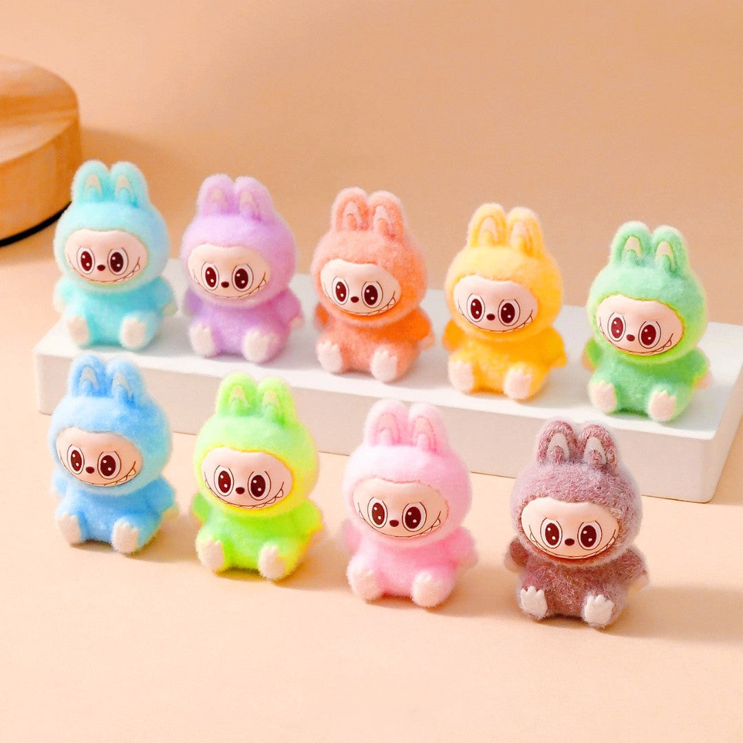 סט של 10 דמויות קוואי ארנבים מסדרת Babythree – בגימור קטיפתי ונעים, מושלם לקישוט, מתנה או אוסף אישי. כל דמות ייחודית ומלאת אופי מעולם labubuTYS