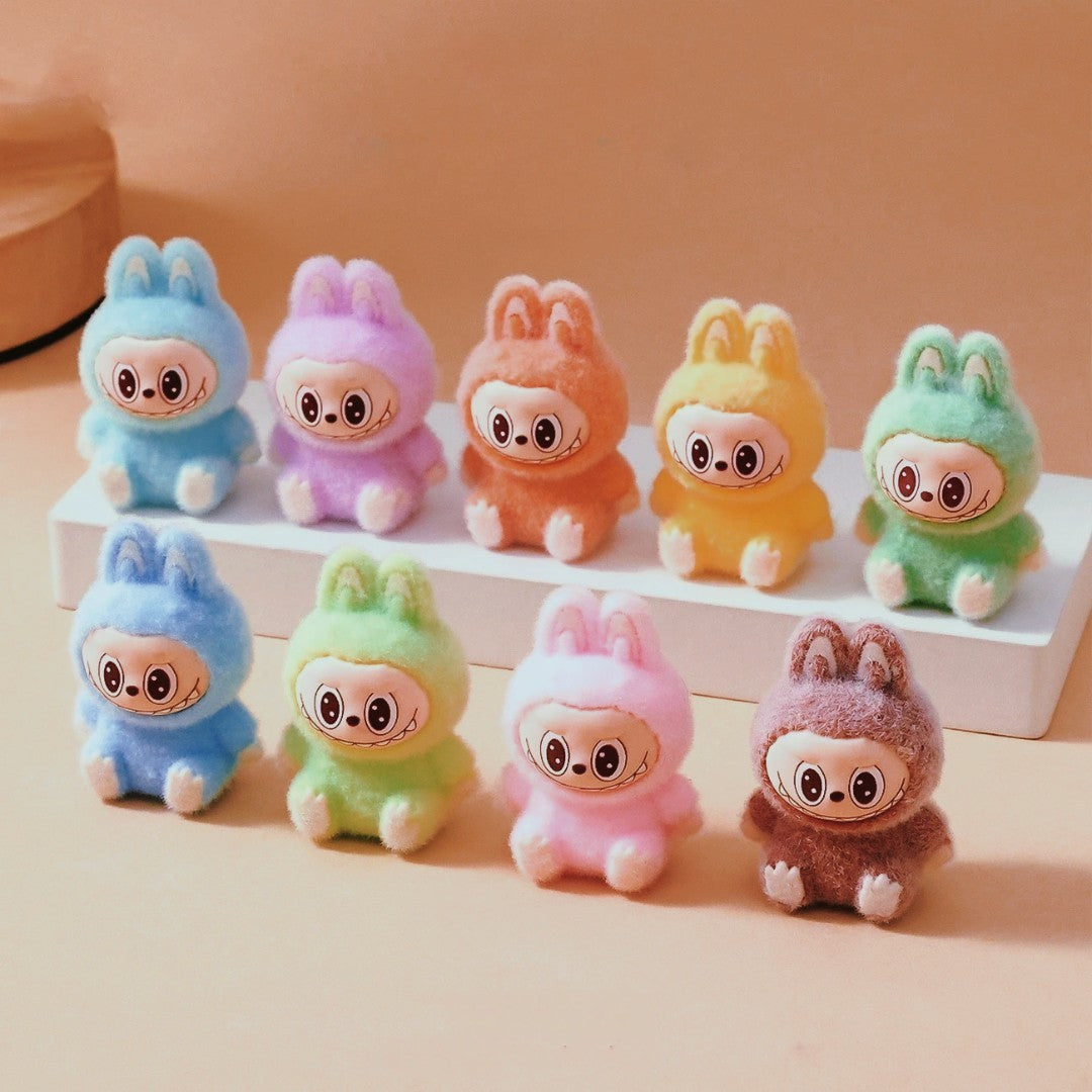 סט של 10 דמויות קוואי ארנבים מסדרת Babythree – בגימור קטיפתי ונעים, מושלם לקישוט, מתנה או אוסף אישי. כל דמות ייחודית ומלאת אופי מעולם labubuTYS