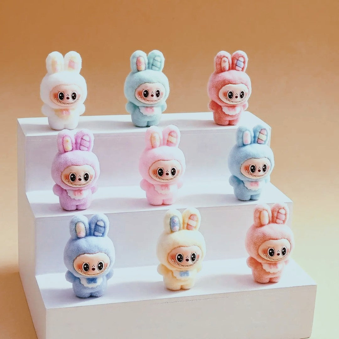 סט של 10 דמויות קוואי ארנבים מסדרת Babythree – בגימור קטיפתי ונעים, מושלם לקישוט, מתנה או אוסף אישי. כל דמות ייחודית ומלאת אופי מעולם labubuTYS