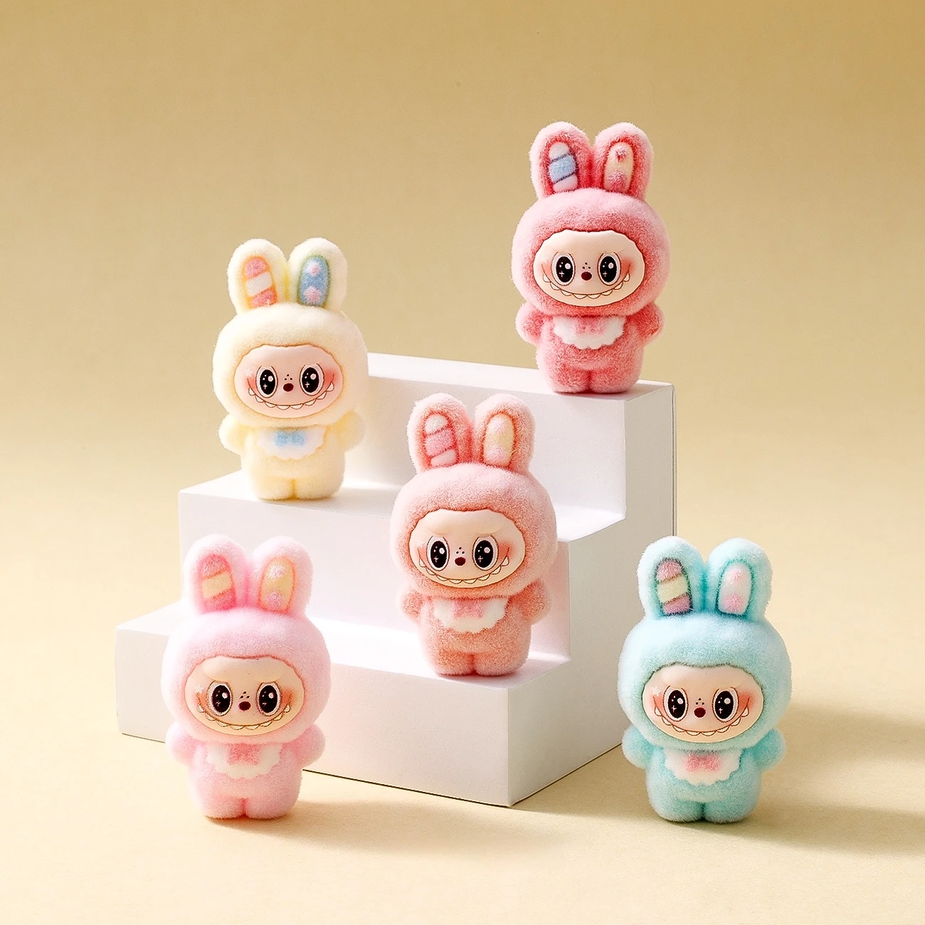 סט של 10 דמויות קוואי ארנבים מסדרת Babythree – בגימור קטיפתי ונעים, מושלם לקישוט, מתנה או אוסף אישי. כל דמות ייחודית ומלאת אופי מעולם labubuTYS