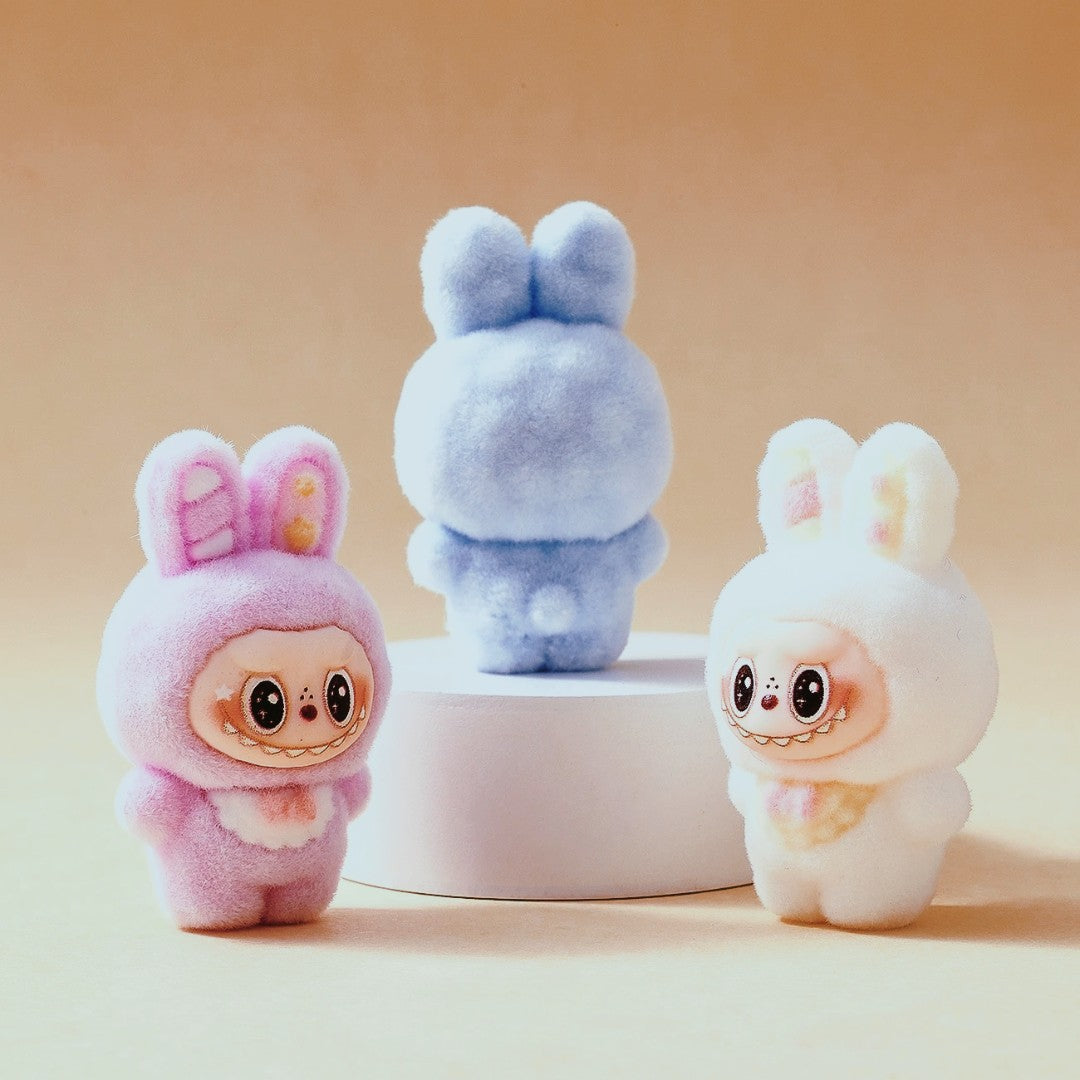 סט של 10 דמויות קוואי ארנבים מסדרת Babythree – בגימור קטיפתי ונעים, מושלם לקישוט, מתנה או אוסף אישי. כל דמות ייחודית ומלאת אופי מעולם labubuTYS